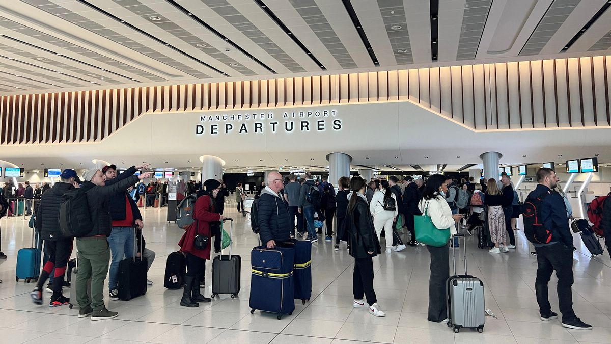 0_Passengers-queue-for-security-screening-in-the-departures-area-of-Terminal-2-at-Manchester-Airport