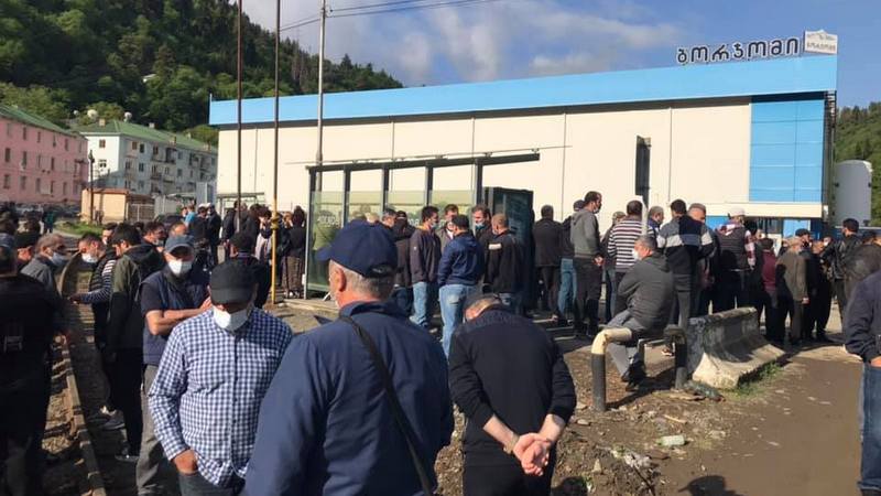 „ერთ დასაქმებულზე მოდის ერთი უფროსი, აქ ნახავთ სტეპლერების მენეჯერს და მოადგილის მოადგილეს“ – რას ითხოვენ “ბორჯომის” ქარხნის გაფიცულები თანამშრომლები / “ბიზნესკურიერის” პოდკასტი