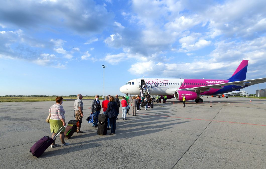 Debrecen, 2021. június 7.
Utasok szállnak be a Wizz Air Hungary Légiközlekedési Zrt. magyarországi székhelyû diszkont légitársaság Eindhovenbe tartó repülõjáratába, június 5-én a Debrecen nemzetközi repülõtéren (Debrecen International Airport). A pandémia járvány miatt elrendelt utazási tilalom után megnyitott a debreceni repülõtér, amely 2001 óta a nemzetközi utazóközönség elõtt is nyitott. A légikikötõ elsõ járatát Eindhovenbe indította 62 utassal a fedélzetén és a továbbiakban fokozatosan indítanak gépeket Londonba, Párizsba, Tel Avivba és Larnakára.
MTVA/Bizományosi: Oláh Tibor 
***************************
Kedves Felhasználó!
Ez a fotó nem a Duna Médiaszolgáltató Zrt./MTI által készített és kiadott fényképfelvétel, így harmadik személy által támasztott bárminemû  különösen szerzõi jogi, szomszédos jogi és személyiségi jogi  igényért a fotó szerzõje/jogutódja közvetlenül maga áll helyt, az MTVA felelõssége e körben kizárt.