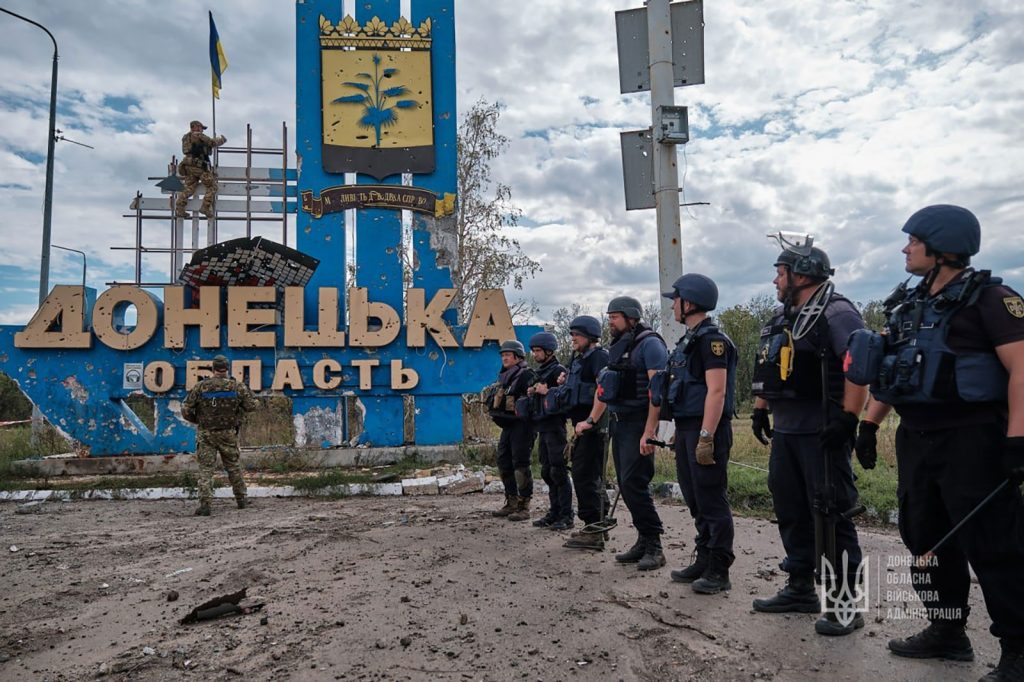 The Ukrainian flag was raised on the entrance sign installed on the border of Donetsk and Kharkiv regions!     

Thanks to our Armed Forces, this section of the Kyiv-Kharkiv-Dovzhansky highway is free of occupiers, but extremely dangerous, as it is literally stuffed with deadly scrap metal.

Until recently, fierce battles were being fought here, and now only abandoned equipment and minefields remind of them.

Together with the First Deputy Head of the Ministry of Internal Affairs Yevhen Yenin and the Head of the State Emergency Service Serhi  Kruk, we went to the site to assess the scale of work to be done on demining.