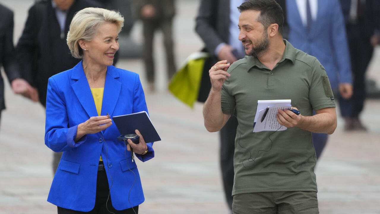 Ukrainian president Volodymyr Zelensky (R) and EU Commission chief Ursula von der Leyen_Kyiv_15 sept 2022_AP_Efrem Lukatsky