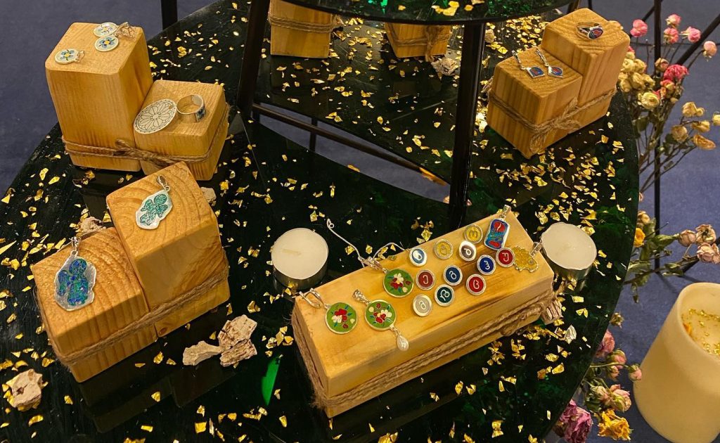 ტიხრული მინანქრის სახელოსნოს წარმატების გზა წეროვანში – „წამოწყებას სკეპტიკურად ვუყურებდი, ვფიქრობდი, დევნილთა დასახლებაში ვინ მოვა-მეთქი.. ვცადეთ და გაამართლა“/„ბიზნესკურიერის“ პოდკასტი