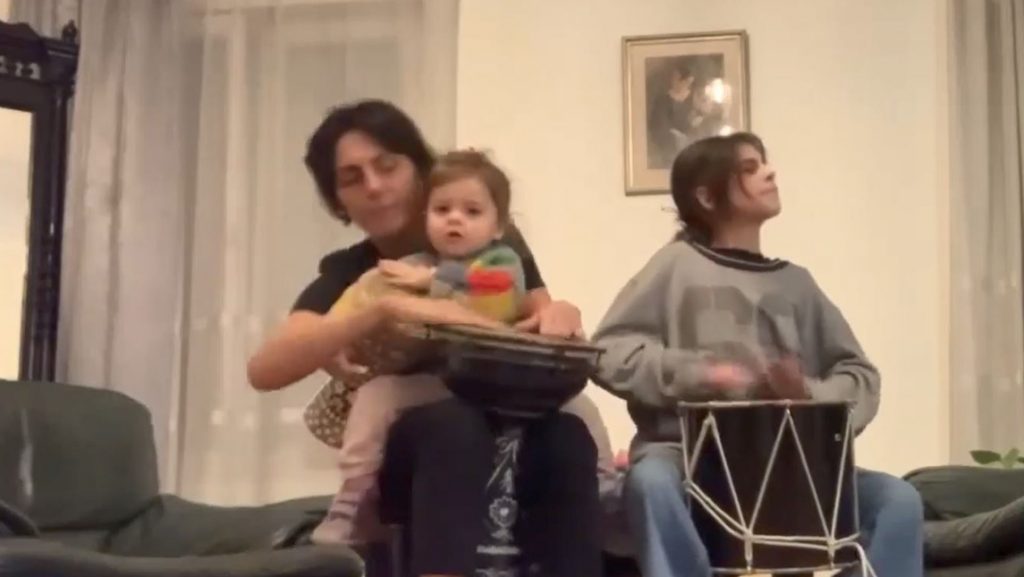 ვიდეო: გიორგი მახარაძის დედა შვილიშვილებთან ერთად ერთობა