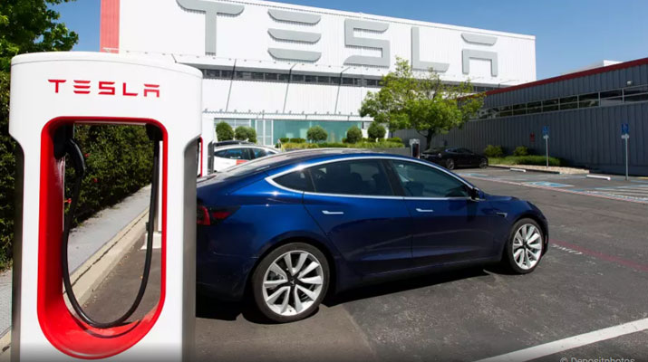 Tesla-ს კამერებიდან ჩანაწერები თანამშრომლებს რამდენიმე წლის განმავლობაში მისდიოდათ. ილონ მასკის მანქანიდანაც კი