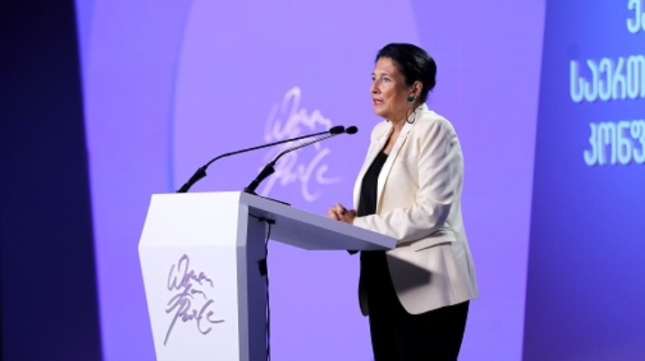 „მინდა, დღევანდელი დღე მივუძღვნა უკრაინელ ქალებს“ – პრეზიდენტის ინიციატივით, თბილისში ქალთა მეორე საერთაშორისო კონფერენცია იმართება