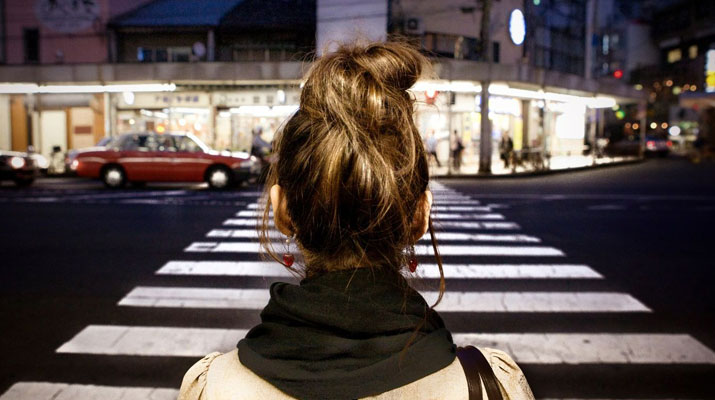 რუმინეთში დააჯარიმებენ იმ ქვეითებს, რომლებიც გზაზე გადასვლის დროს ტელეფონში იყურებიან