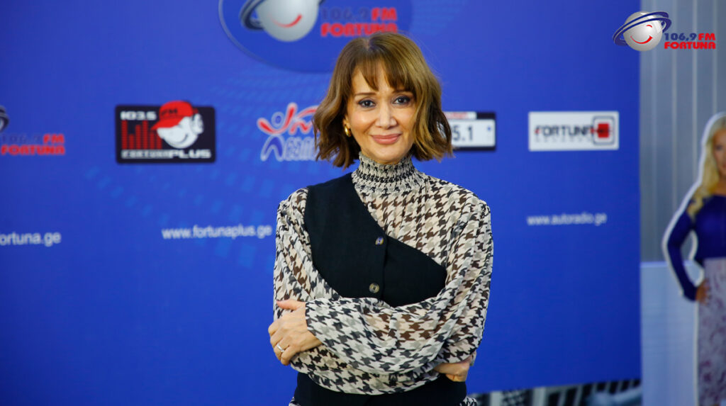 „შვილიშვილებთან ვმეგობრობ… მუსიკალური ნიჭი ყველას აქვს, მაგრამ ჯერჯერობით მხოლოდ ელენე მღერის” – ეკა კახიანი „არტ-FM“-ში
