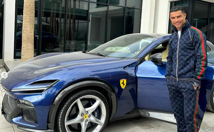 რონალდომ ახალი Ferrari-ის ფონზე Gucci-ის პიჯაკში ფოტო დადო