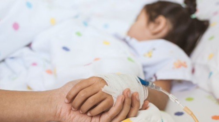 „ის არ ანადგურებს ჯანმრთელ უჯრედებს“ – ბრიტანეთში კიბოთი დაავადებულ ბავშვებს ქიმიოთერაპიის ნაცვლად „კეთილი“ წამლით მკურნალობენ 