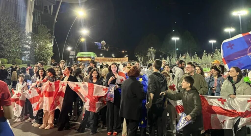 ,,უცხოური გავლენის გამჭვირვალობის შესახებ“ კანონპროექტის საწინააღმდეგო აქციის მონაწილეებმა იუსტიციის სახლთან გზის სავალი ნაწილი გადაკეტეს