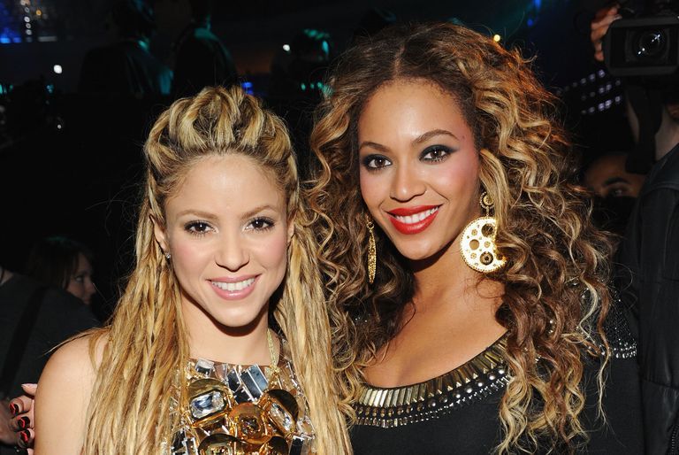singers-shakira-and-beyonce-poses-for-a-picture-backstage-news-photo-1581002072