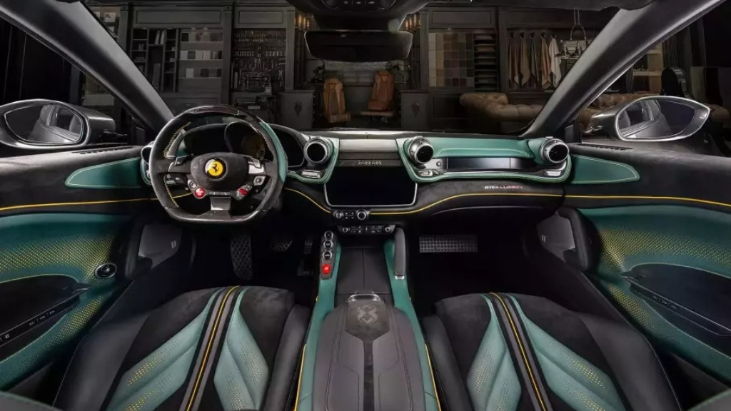 ფოტო: სუპერქარმა Ferrari GTC4 Lusso-მ მდიდრული ინტერიერი მიიღო