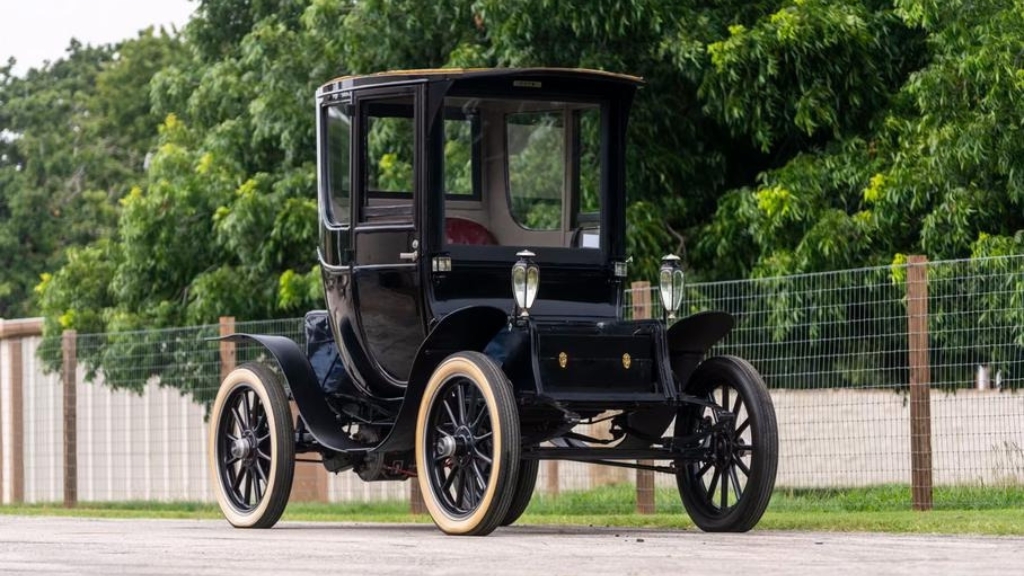 ფოტო: აუქციონზე გაიყიდება 100 წლის ელექტროქარი, რომელიც ჩვეულებრივად იმუხტება