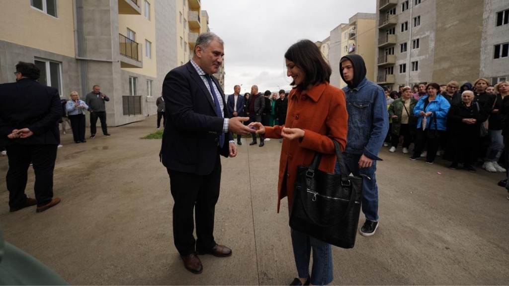 მიხეილ სარჯველაძემ, 65 დევნილ ოჯახს, თანამედროვე სტანდარტების ახალაშენებული, გარემონტებული ბინები გადასცა