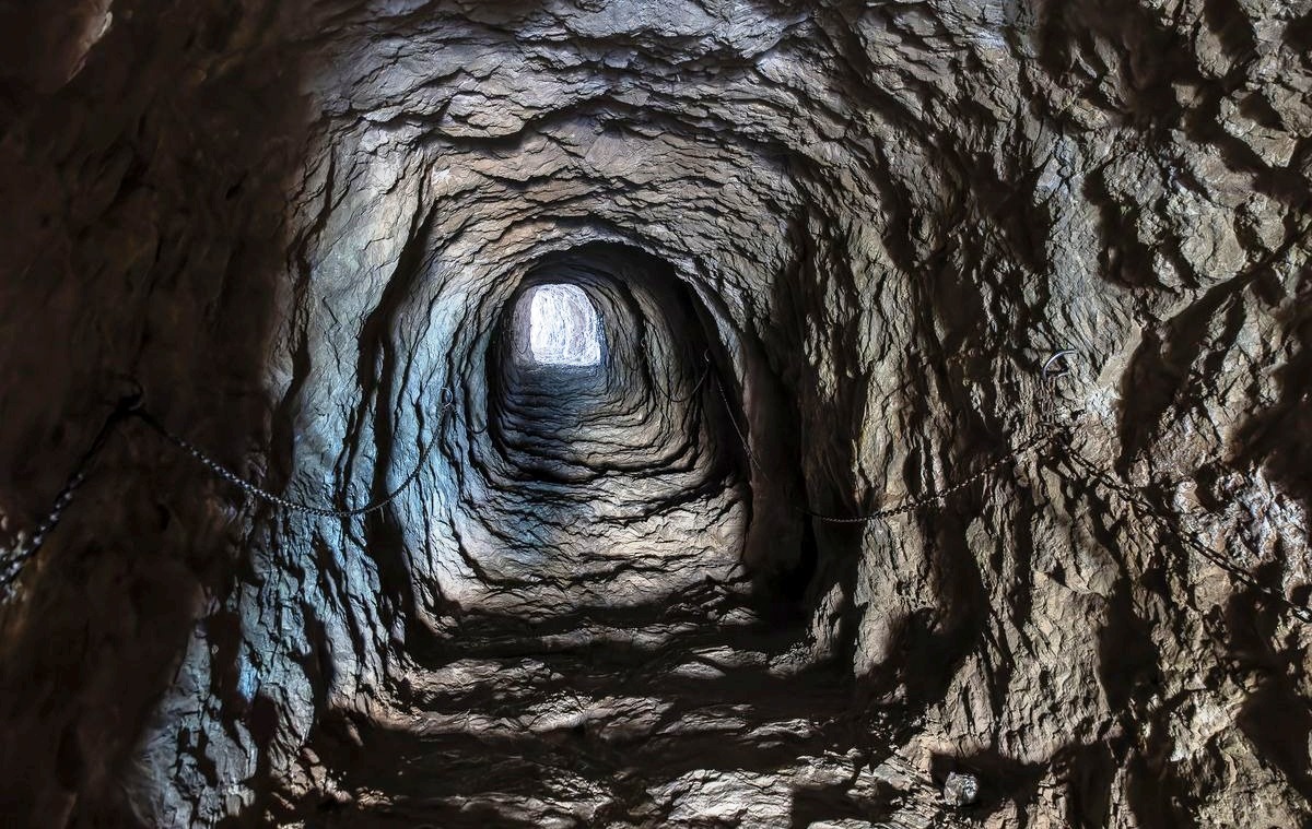 pedestrian-tunnel-between-rocks