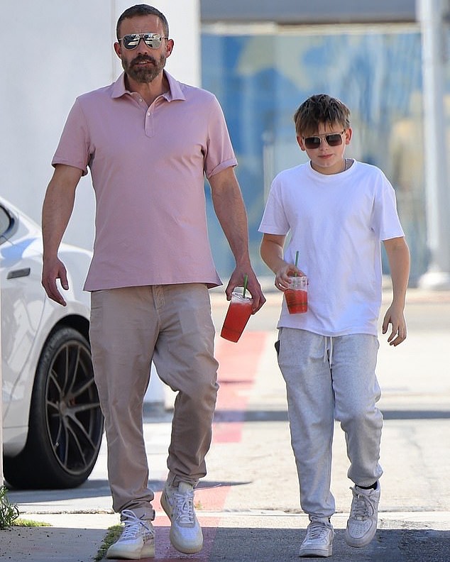 My boys are so cool 🏷- #benaffleck #benaffleckvibes #benaffleckbatman #batfleck #brucewayne #batman #makethebatfleckmovie #hollywood #theaccountant #theaccountant2 #theaccountantmovie #dad #daddy #fatherandson