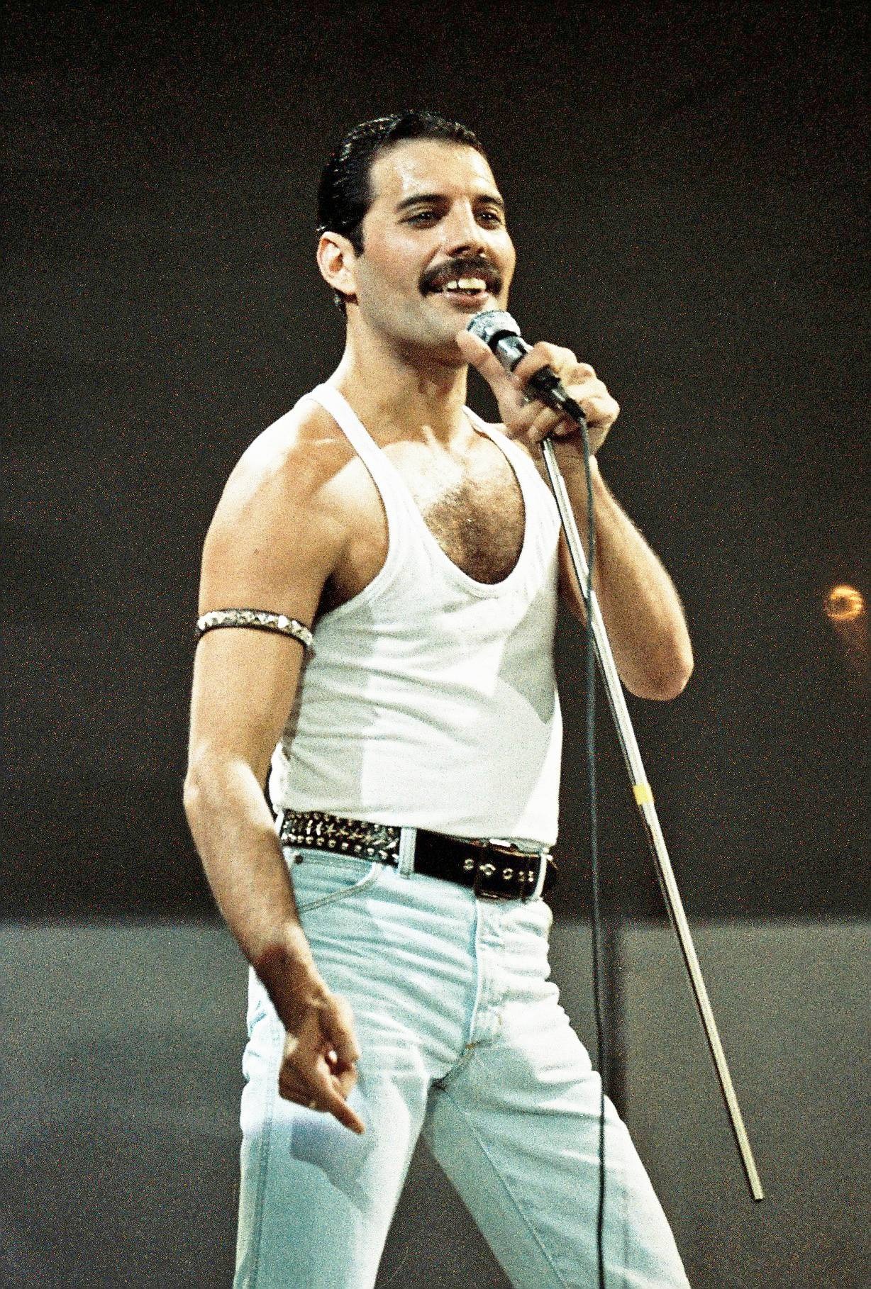 freddie-mercury-queen-performs-s