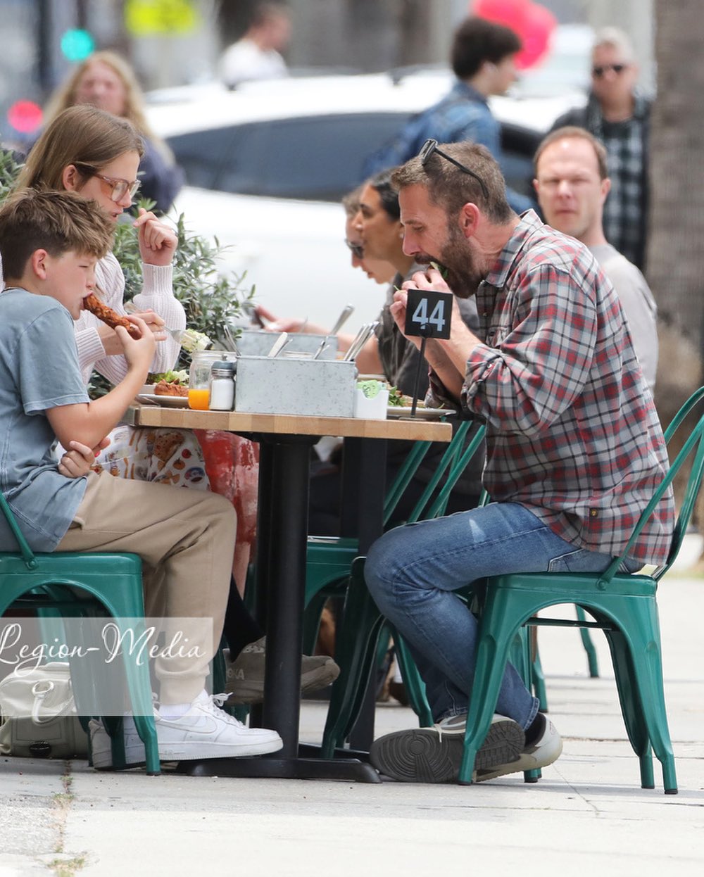 Ben with Violet and Sam 🏷- #benaffleck #benaffleckvibes #benaffleckbatman #batfleck #brucewayne #batman #makethebatfleckmovie #hollywood #theaccountant #theaccountant2 #theaccountantmovie (3)