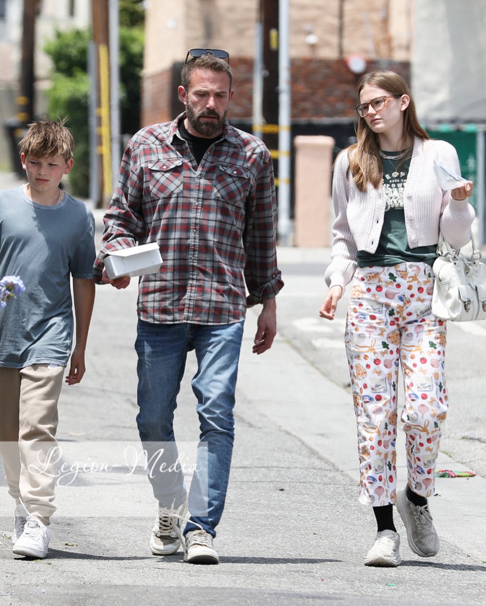 Ben with Violet and Sam 🏷- #benaffleck #benaffleckvibes #benaffleckbatman #batfleck #brucewayne #batman #makethebatfleckmovie #hollywood #theaccountant #theaccountant2 #theaccountantmovie (4)