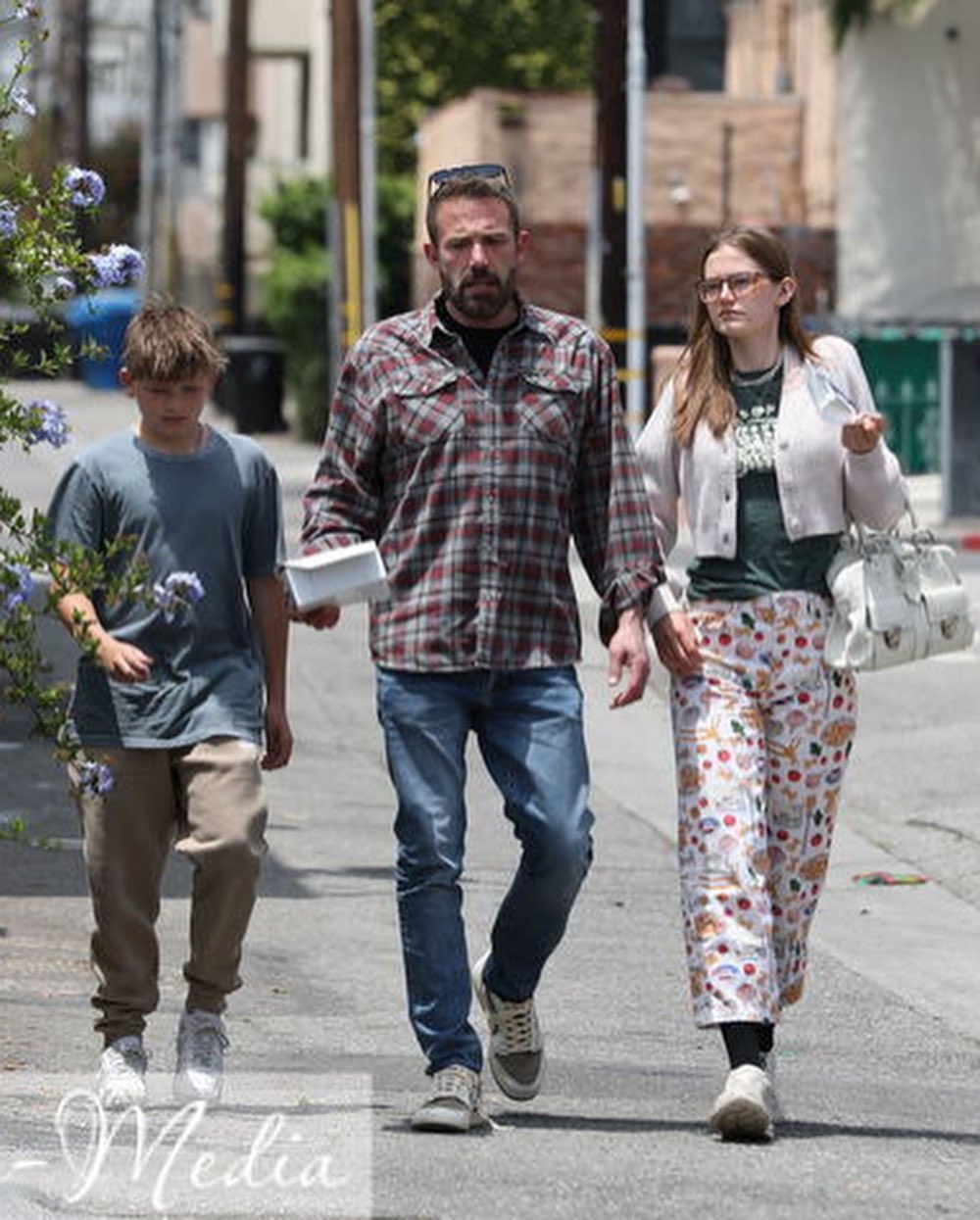 Ben with Violet and Sam 🏷- #benaffleck #benaffleckvibes #benaffleckbatman #batfleck #brucewayne #batman #makethebatfleckmovie #hollywood #theaccountant #theaccountant2 #theaccountantmovie (5)