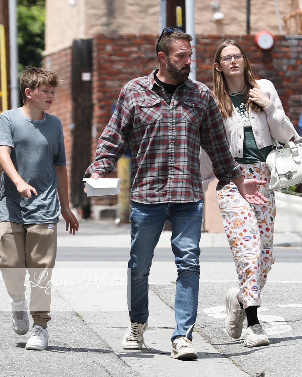 Ben with Violet and Sam 🏷- #benaffleck #benaffleckvibes #benaffleckbatman #batfleck #brucewayne #batman #makethebatfleckmovie #hollywood #theaccountant #theaccountant2 #theaccountantmovie (6)