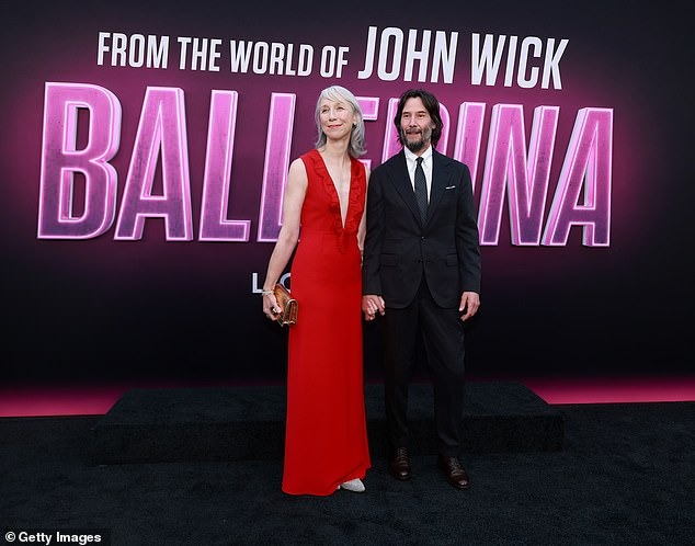 99019633-14778365-Keanu_looked_a