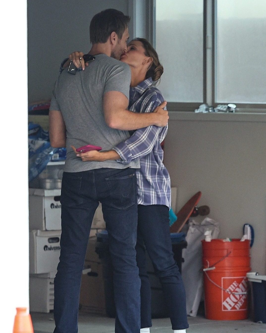 Awwwww! #JenniferGarner and longtime BF #JohnMiller packed on some serious PDA outside his L.A. pad!See more pics at the in bio. - @backgrid_usa (1)