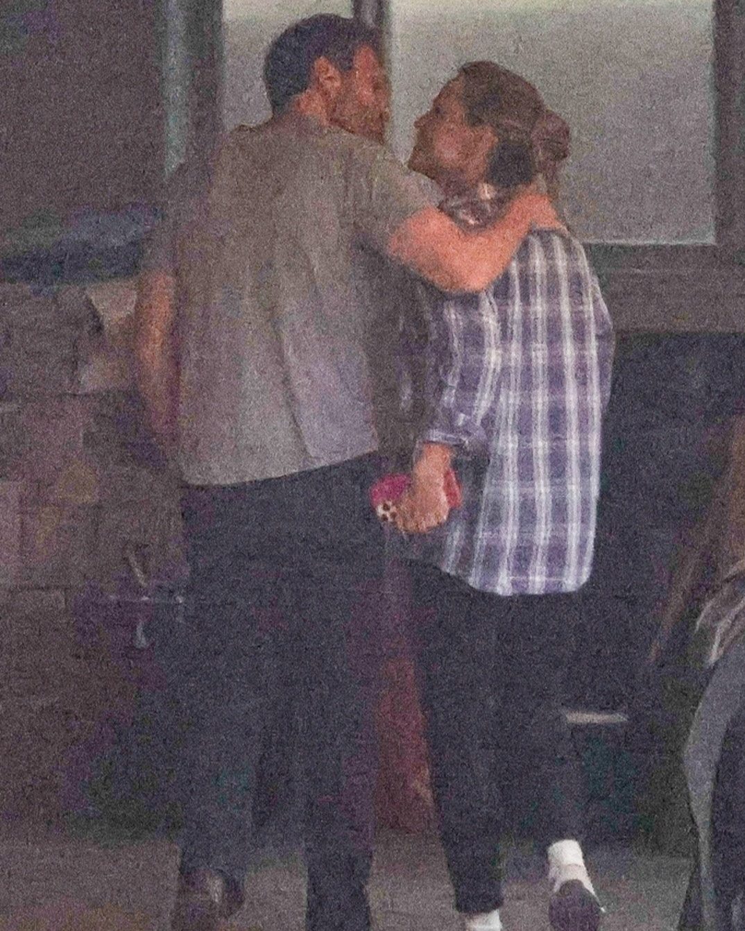 Awwwww! #JenniferGarner and longtime BF #JohnMiller packed on some serious PDA outside his L.A. pad!See more pics at the in bio. - @backgrid_usa (2)