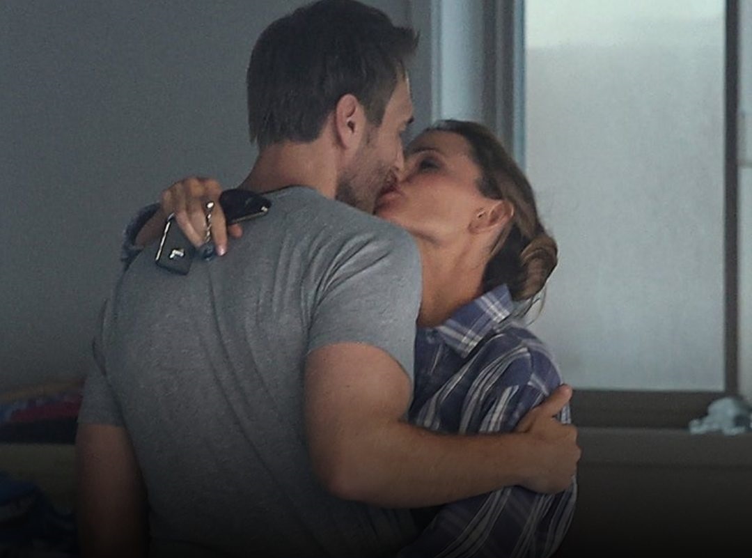 Awwwww! #JenniferGarner and longtime BF #JohnMiller packed on some serious PDA outside his L.A. pad!See more pics at the in bio. - @backgrid_usa