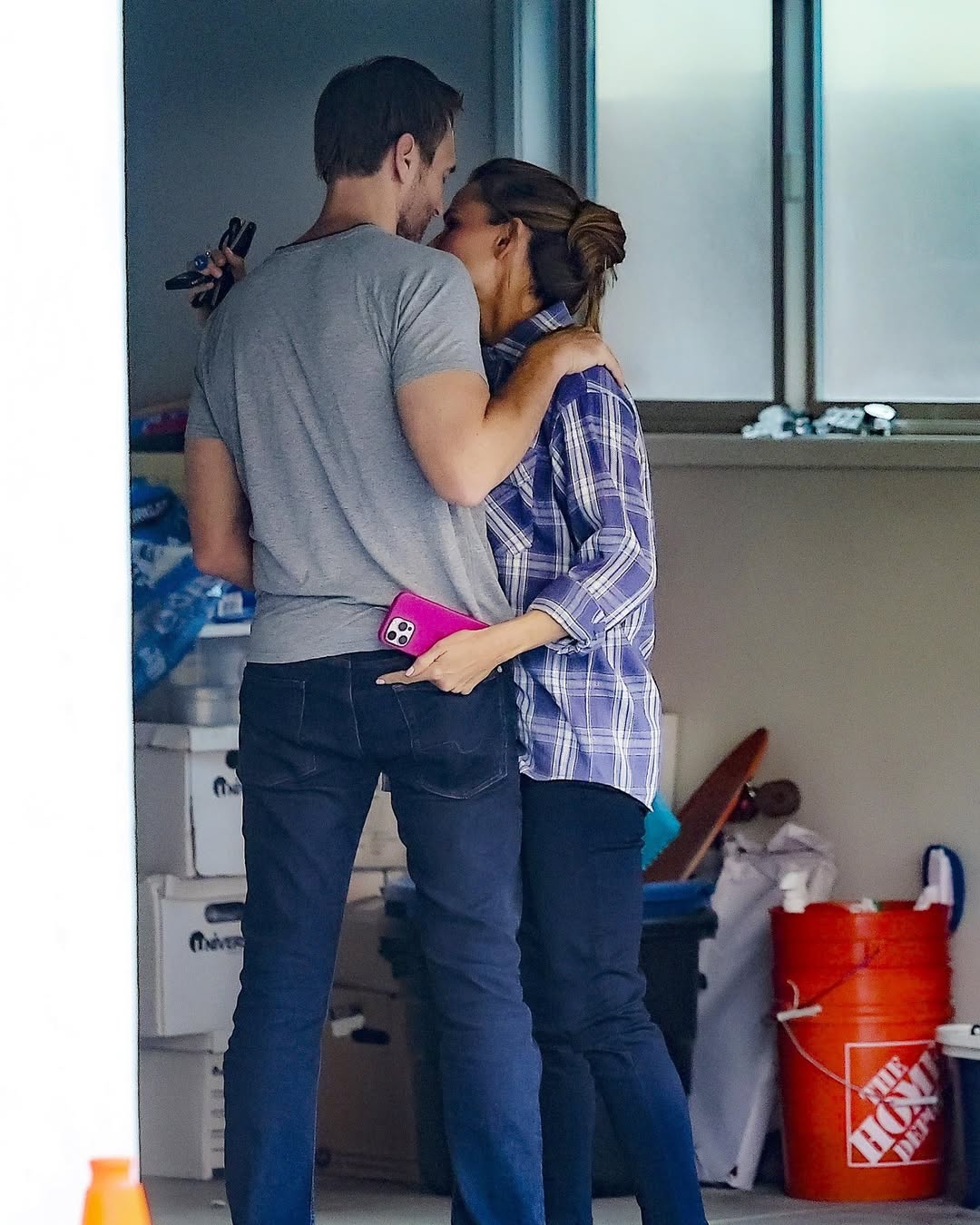 Jennifer Garner y John Miller han vuelto a hacer gala de su amor, esta vez en una tarde casual en Los Ángeles, en donde fueron fotografiados de lo más tranquilos y entre muestras de cariño. La pareja fue vista a las afueras de