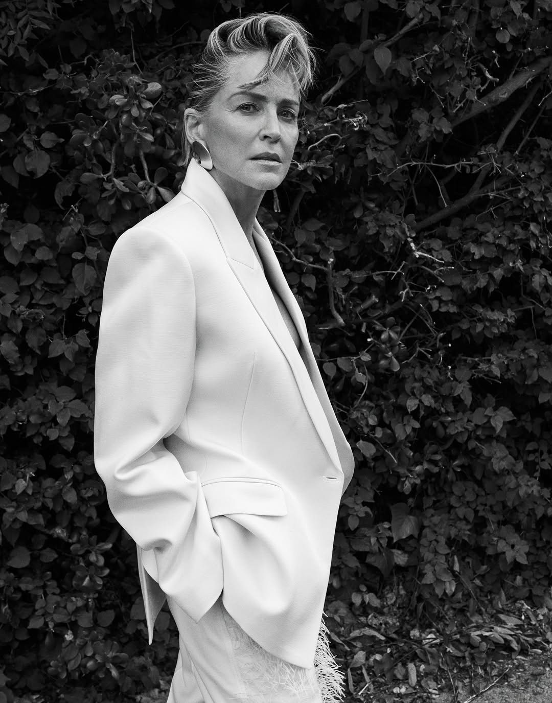 “Good people won’t let the world fall apart. I believe in good people. That is my political credo.”In a world that feels increasingly uncertain, @sharonstone reminds us of the quiet power of compassion and why faith in kindnes