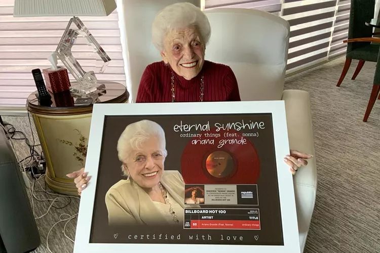 ariana-grande-nonna-billaboard-plaque-041624-1c4a39c8f7dd4f40864337715e12f7cb