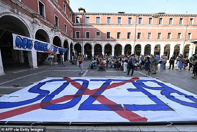 99613957-14836921-Demonstrators