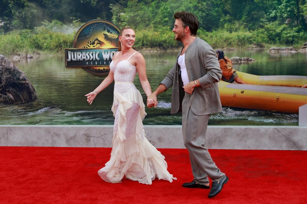 scarlett-johansson-jonathan-bail