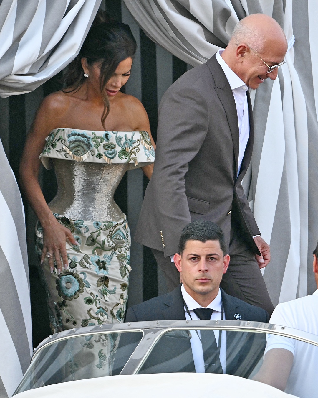 The guest list is stacked! 🤩Jeff Bezos and Lauren Sanchez’s weekend wedding festivities began on Thursday, and there is plenty of star power. The Kardashian-Jenner crew, Oprah, Tom Brady, an incognito Leonardo DiCaprio a (11)