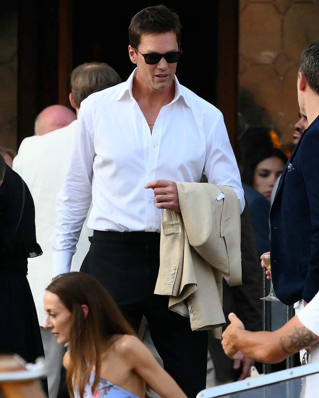 The guest list is stacked! 🤩Jeff Bezos and Lauren Sanchez’s weekend wedding festivities began on Thursday, and there is plenty of star power. The Kardashian-Jenner crew, Oprah, Tom Brady, an incognito Leonardo DiCaprio an (2)