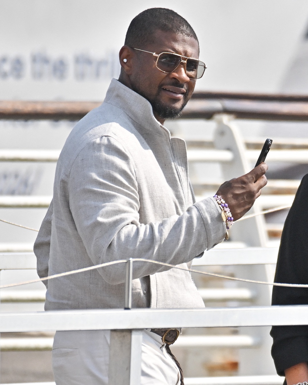 The guest list is stacked! 🤩Jeff Bezos and Lauren Sanchez’s weekend wedding festivities began on Thursday, and there is plenty of star power. The Kardashian-Jenner crew, Oprah, Tom Brady, an incognito Leonardo DiCaprio an (7)