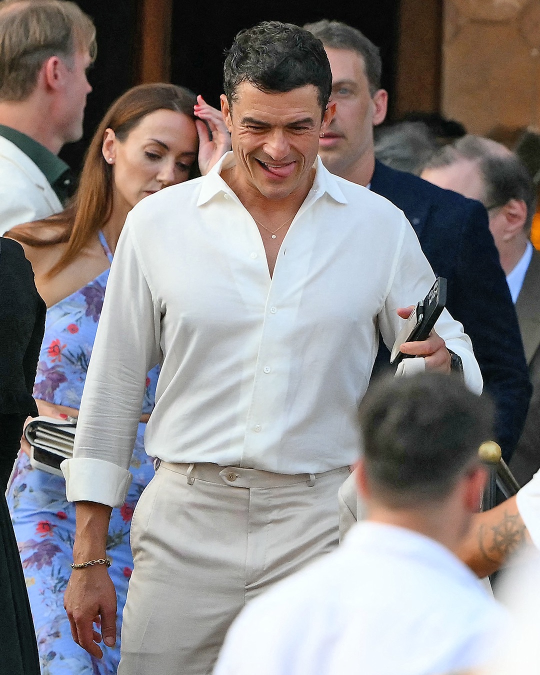 The guest list is stacked! 🤩Jeff Bezos and Lauren Sanchez’s weekend wedding festivities began on Thursday, and there is plenty of star power. The Kardashian-Jenner crew, Oprah, Tom Brady, an incognito Leonardo DiCaprio an (8)