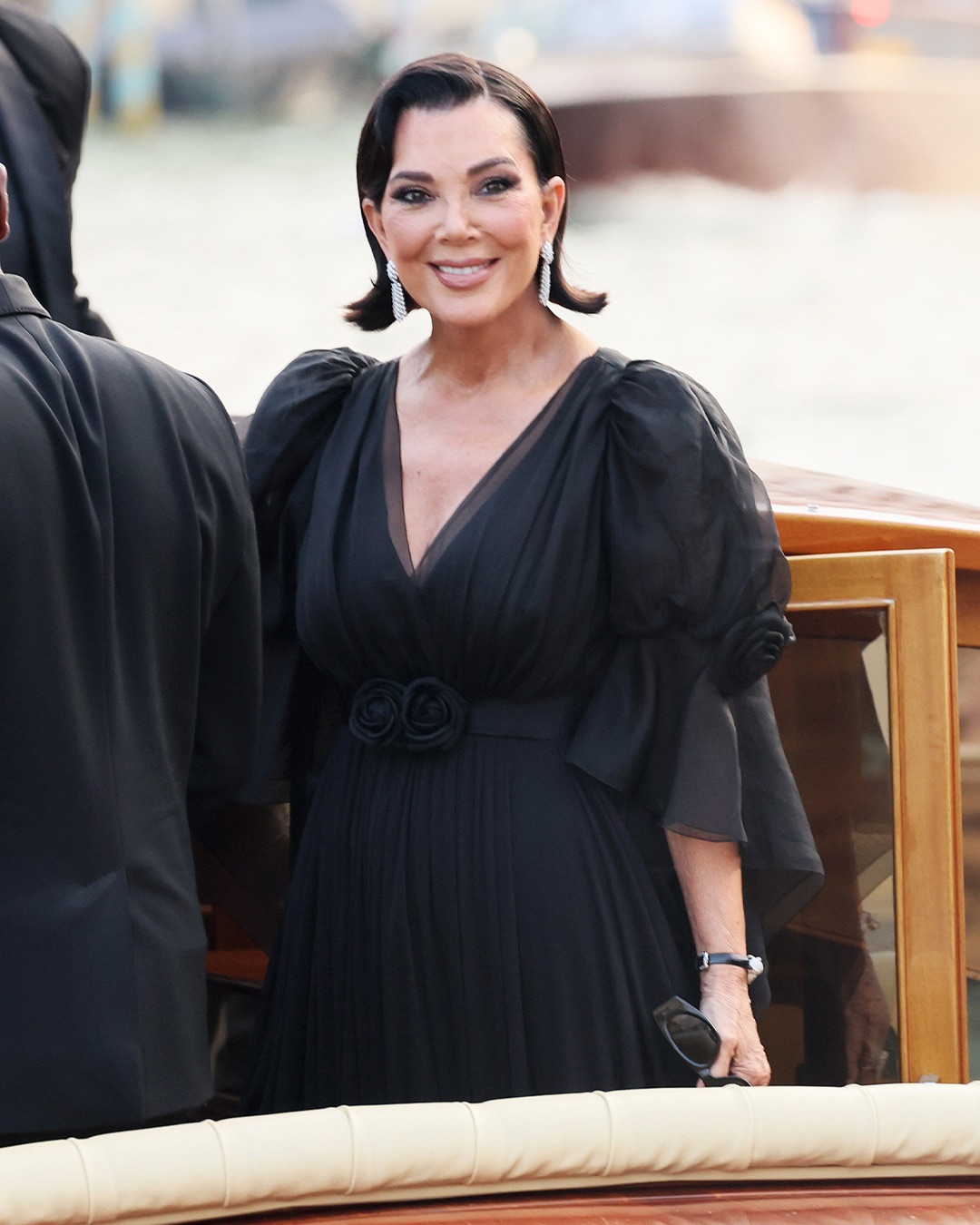 The guest list is stacked! 🤩Jeff Bezos and Lauren Sanchez’s weekend wedding festivities began on Thursday, and there is plenty of star power. The Kardashian-Jenner crew, Oprah, Tom Brady, an incognito Leonardo DiCaprio an (9)