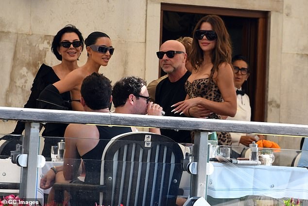 99744113-14849491-Kris_Jenner_al