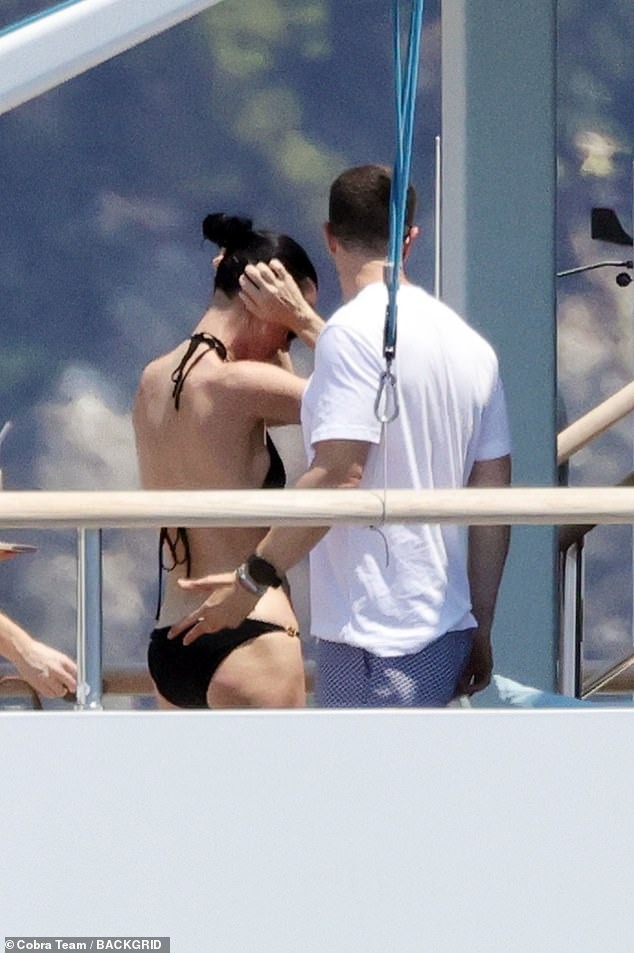 100054335-14880019-Katy_s_pert_d