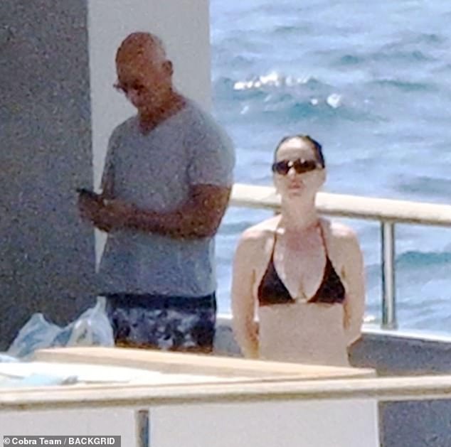 100082815-14883035-Katy_is_seen
