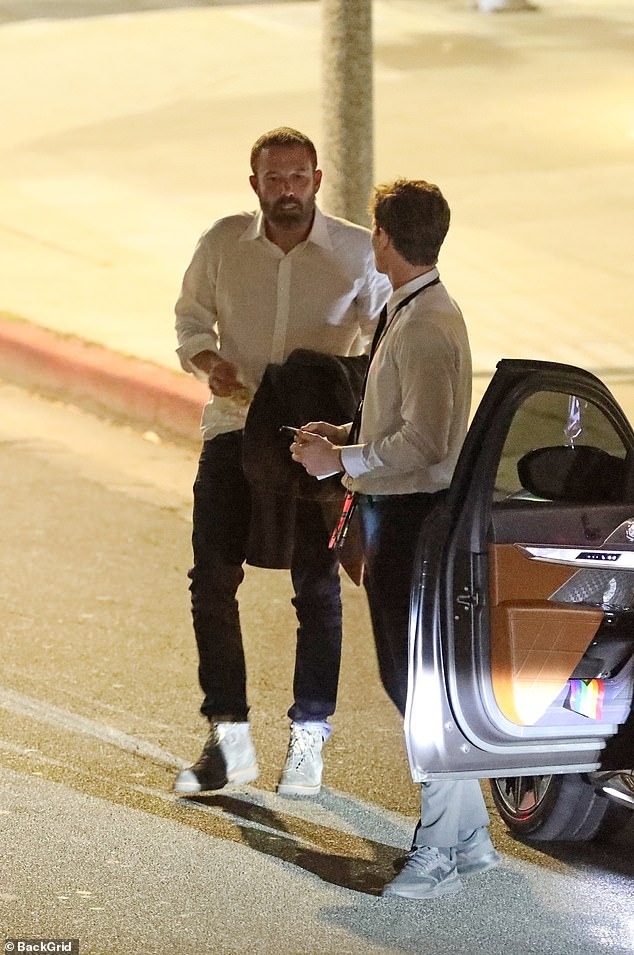 100095361-14884113-While_Affleck
