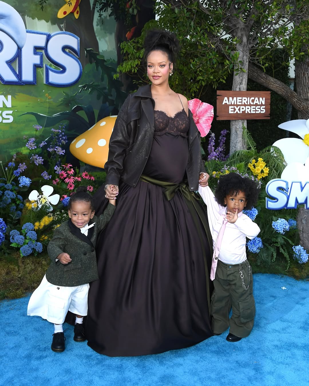 RIHANNA, RIOT ET RZA À L’AVANT-PREMIÈRE DES SCHTROUMPFS À LOS ANGELESHier soir à LA, @badgalriri (1)