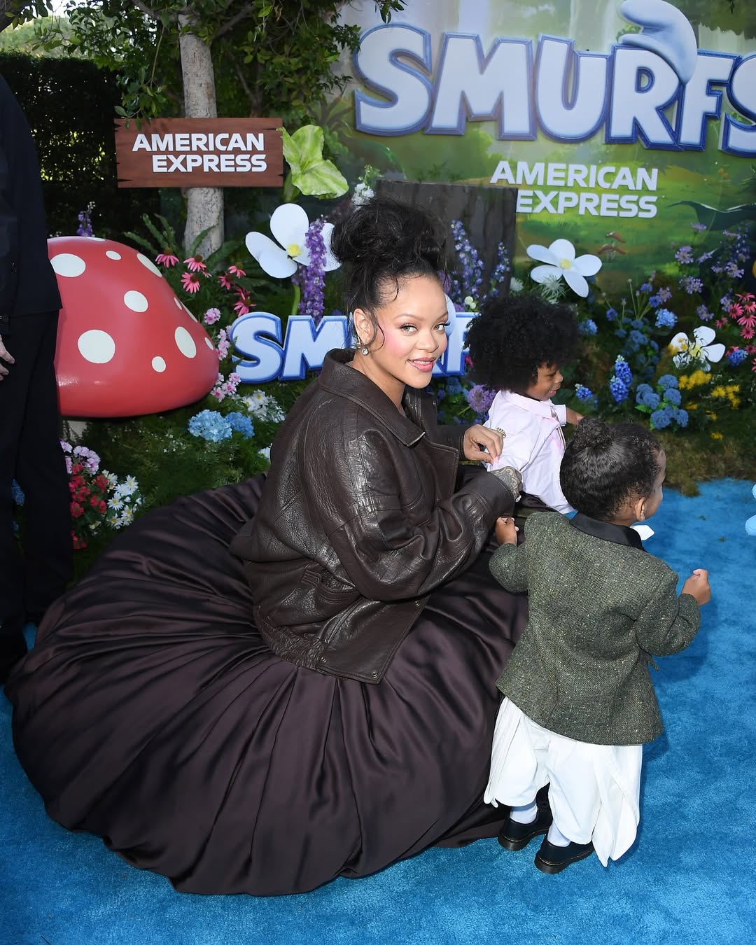 RIHANNA, RIOT ET RZA À L’AVANT-PREMIÈRE DES SCHTROUMPFS À LOS ANGELESHier soir à LA, @badgalriri (2)
