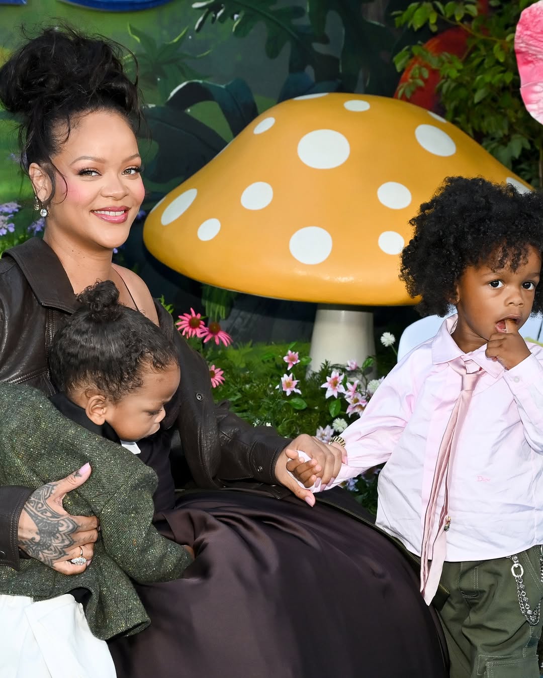 RIHANNA, RIOT ET RZA À L’AVANT-PREMIÈRE DES SCHTROUMPFS À LOS ANGELESHier soir à LA, @badgalriri (3)