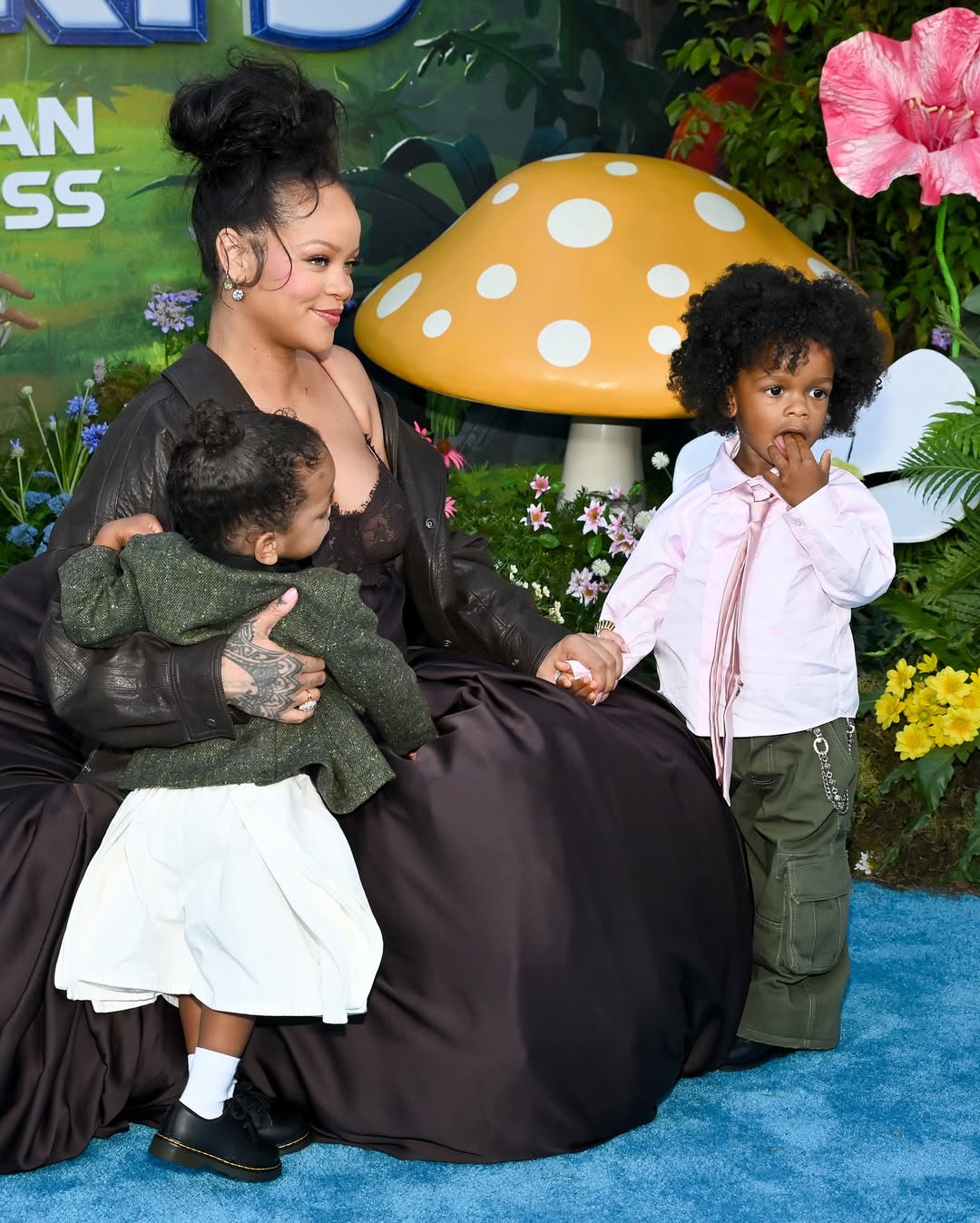 RIHANNA, RIOT ET RZA À L’AVANT-PREMIÈRE DES SCHTROUMPFS À LOS ANGELESHier soir à LA, @badgalriri (4)