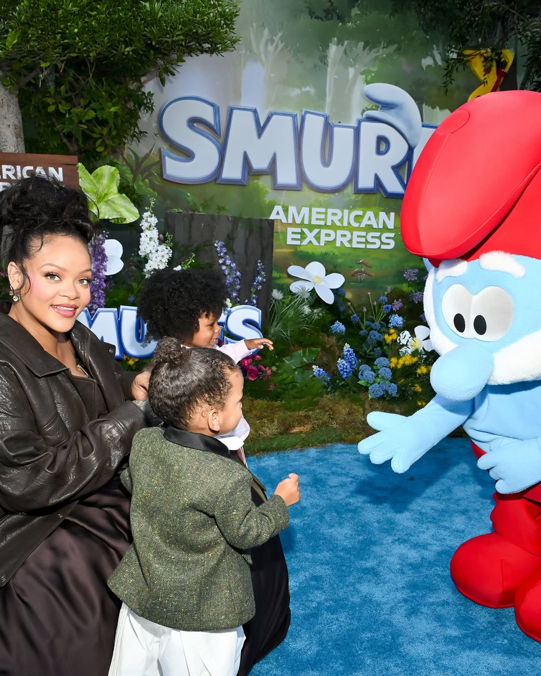 RIHANNA, RIOT ET RZA À L’AVANT-PREMIÈRE DES SCHTROUMPFS À LOS ANGELESHier soir à LA, @badgalriri (5)