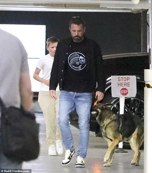100296291-14904289-Affleck_share
