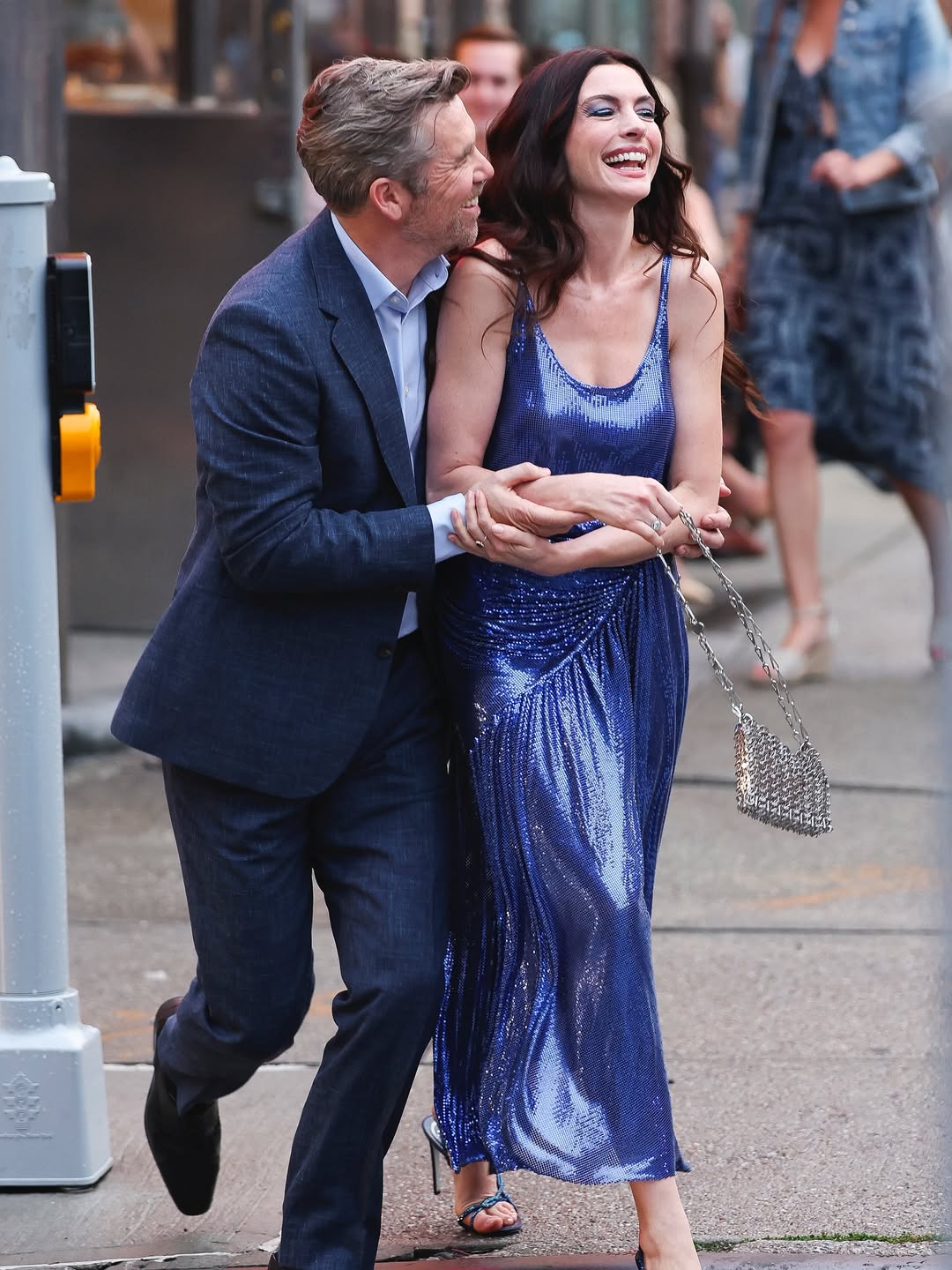 ANNE HATHAWAY SUR LE TOURNAGE DU DIABLE S’HABILLE EN PRADA 🎬@annehathaway alias Andy Sachs dans (1)